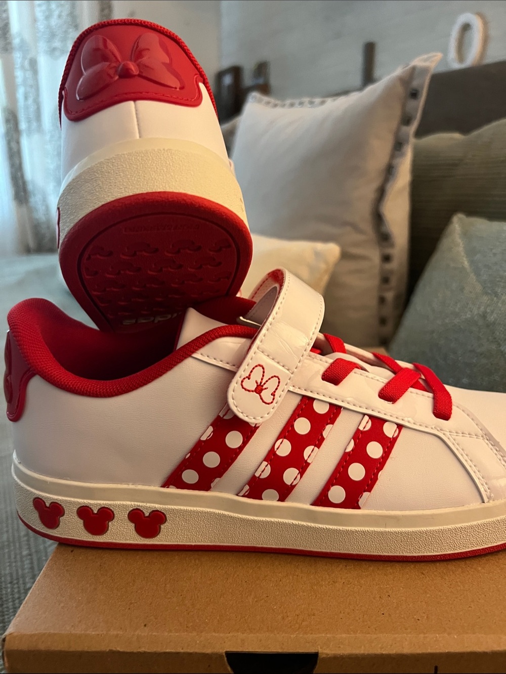 Limited edition NWT Adidas Disney Collab White & Red Minnie Mouse Sneakers W9/Y7